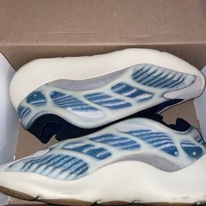 Yeezy 700v3 Kyanite used